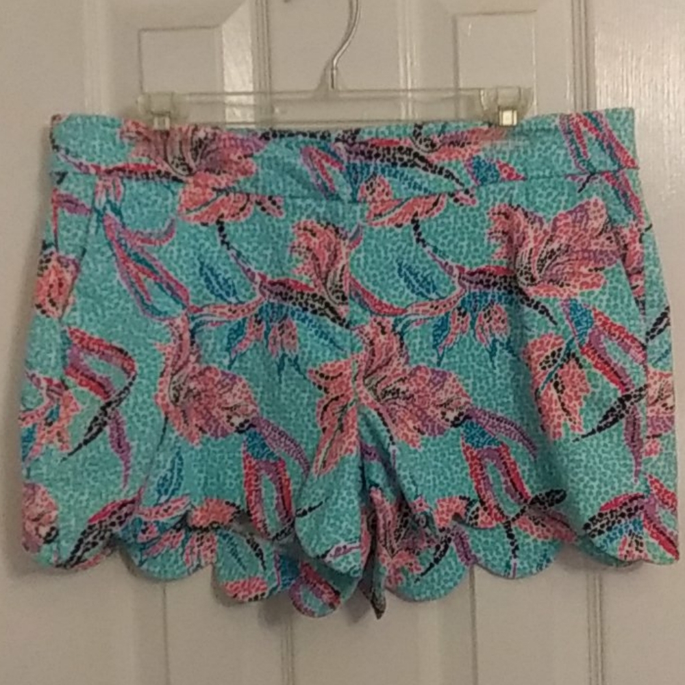 Scalloped edge women's shorts